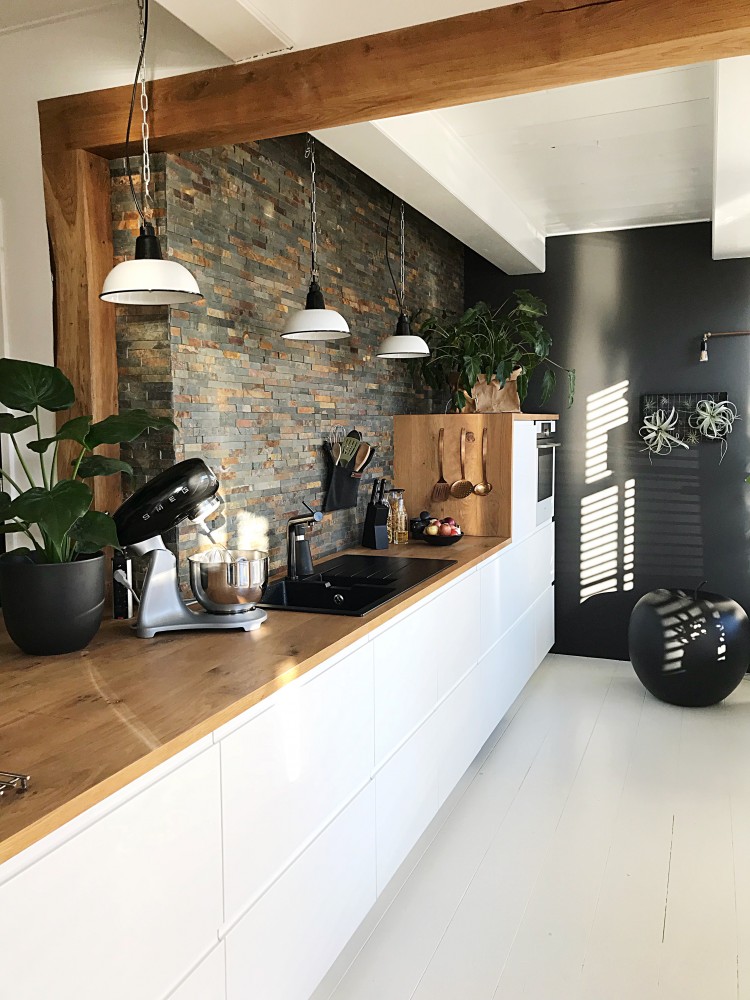 Onze keukenmuur is gemaakt van prachtige natuursteen strips - Interieur & Styling blog